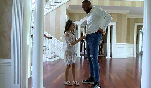 Мелкая белая киска едва не рвется на здоровой черной ялде