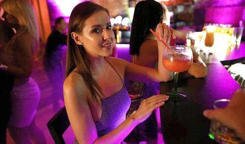 Ночное рандеву с сексапильной красоткой из популярного бара