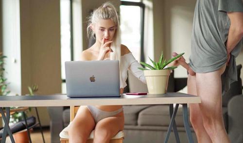 Не дал жене поработать отдаленно в зуме, так ему приспичело ебаться прямо сейчас